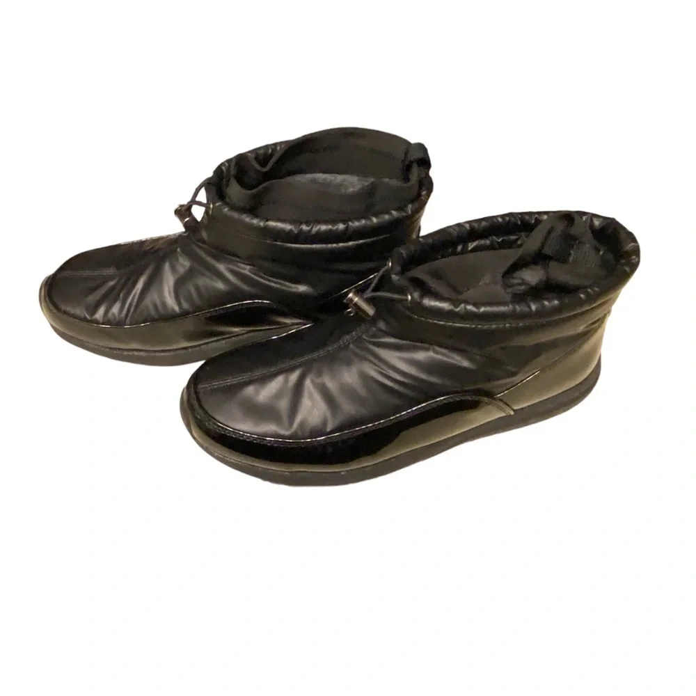 Sporto cold women’s short black rain/ snow fur lined booties. Runs small size 8